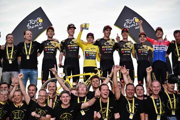 El ciclista danés de Jumbo-Visma, Jonas Vingegaard, celebra en el podio con sus compañeros de equipo vistiendo el maillot amarillo de líder general después de ganar la etapa 21 y final de la edición 110 de la carrera ciclista del Tour de Francia.