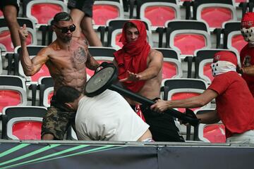 Brutal pelea entre los ultras del Niza y del Colonia en el partido de Conference League que ha dejado siete heridos, dos de ellos graves.  