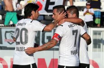 Valdés y Flores festejan junto a Paredes su gol.