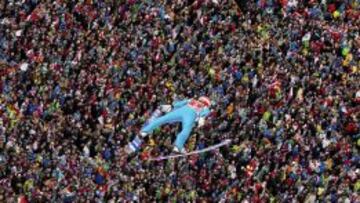 El alemán Richard Freitag vuela en su salto victorioso en Innsbruck (Austria), segunda de las pruebas de los Cuatro Trampolines.