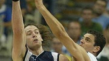 <b>OBERTO. </B>El jugador del Pamesa, defendido por Tsartsaris en los cuartos de final disputados entre Argentina y Grecia.