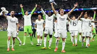 Los jugadores del Madrid celebran su victoria ante el Bayern que les clasifica para la final de Champions.
