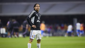 Diego Lainez durante el calentamiento con los Tigres.