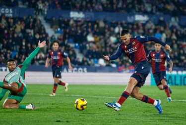 Parecía que se quedaba sin opción de marcar, pero Algobia lo hizo. Con 1-1 en el marcador, el centrocampista logró un gol de bandera, a pesar de un primer control defectuoso. Su disparo golpeó en la base del poste, antes de entrar a la portería. Además, se apuntó la asistencia del tercer gol, tras recuperar el balón.