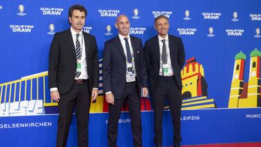 FRANKFURT, GERMANY - OCTOBER 09: The UEFA EURO 2024 qualifying round draw held in Frankfurt, Germany on October 09, 2022. Spanish Football Federation president Luis Rubiales (C) and Spain's coach Luis Enrique (R) also participated in the draw. (Photo by Mehmet Murat Onel/Anadolu Agency via Getty Images)