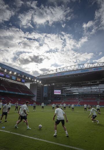 Los jugadores realizan un rondo.