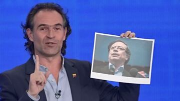 En el debate de este lunes festivo, el candidato Federico Gutierrez llevó una fotografía de Gustavo Petro ante su ausencia