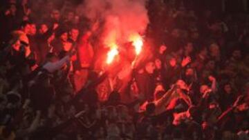 Hinchas del Galatasaray con vengalas durante el encuentro en Dortmund