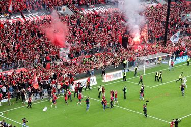 Los aficionados del Bayer Leverkusen invadieron en masa el césped del BayArena tas finalizar el encuentro y celebrar el primer título en la Bundesliga de su equipo.