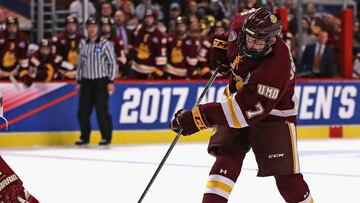 El jugador de hockey hielo Adam Johnson, durante un partido de la liga universitaria con los Minnesota-Duluth Bulldogs.