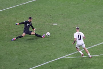 Minuto 114. Pepe, se trastabilla con el balón, se cae y Sesko se  planta sólo ante el guardameta portugués, que realiza una parada antológica al delantero esloveno.