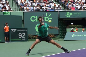 Una nueva final entre dos de las raquetas más fascinantes de todos los tiempos. Hoy ganó Federer bajo un sol de justicia en Miami. Nadal tuvo sus oportunidades de romper el servicio del suizo pero no lo consiguió. A pesar de eso, dejó una muy buena impresión. Veremos lo que pasa cuando llegue el momento de jugar en tierra batida. Aquí el resumen del partido en fotos.