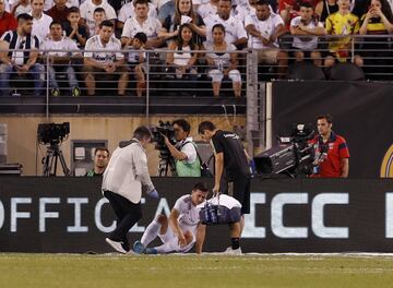 Jovic se lesionó en una jugada con Oblak.