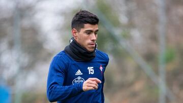 Lucas Olaza conduce el balón durante un entrenamiento del Celta en A Madroa.