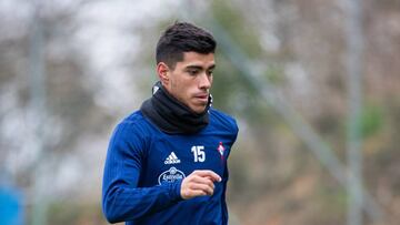 Lucas Olaza conduce el bal&oacute;n durante un entrenamiento del Celta en A Madroa.