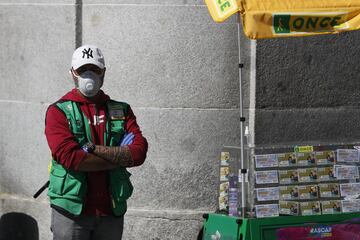 Trabajador con mascarilla de un puesto de la ONCE situado en el centro de la ciudad.