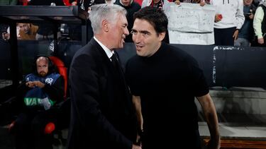 MADRID, 07/11/2022.- El entrenador del Rayo Vallecano, Andoni Iraola (d), saluda al del Real Madrid, Carlo Ancelotti, antes del partido de Liga en Primera División que disputan este lunes en el estadio de Vallecas, en Madrid. EFE/Juanjo Martín