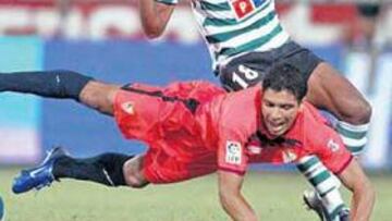 <b>POR LOS SUELOS. </b>Como si fuera un cruel paralelismo. Alves, en el suelo, en presencia de Nani.