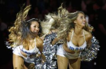 Las cheerleaders de los Mavericks, en acción.