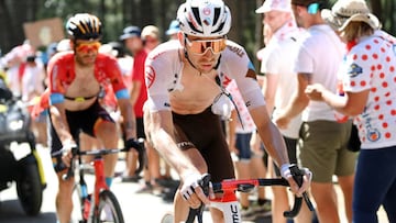 El ciclista francés del AG2R-Citröen Aurélien Paret-Peintre rueda durante la decimocuarta etapa del Tour de Francia con final en Mende.