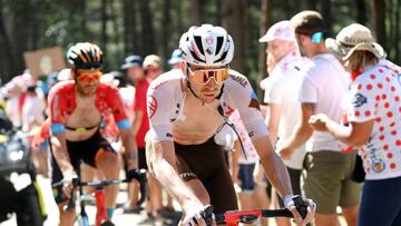 El ciclista francés del AG2R-Citröen Aurélien Paret-Peintre rueda durante la decimocuarta etapa del Tour de Francia con final en Mende.