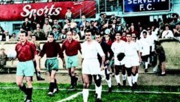ESTRENO EN 1955. Servette y Real Madrid saltan al césped del estadio Charmilles (Ginebra) el 8-9-1955.