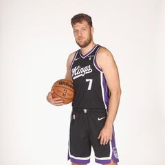 Brown no asegura un puesto en la rotación de los Kings a Vezenkov