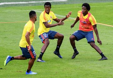 La Selección Colombia realizó su segunda práctica en El Campín, previo al partido de despedida y viaje a Milán. En el entrenamiento hubo dos grupos: uno haciendo trabajo defensivo y otro trabajo en ataque.