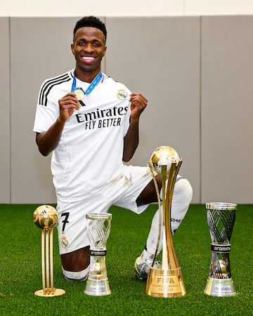 Vinicius vuelve con la mochila llena de trofeos de Qatar.