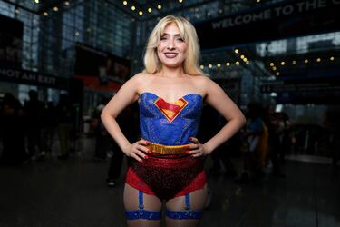 Una asistente vestida de Supergirl posa durante la Comic Con de Nueva York en el Centro de Convenciones Jacob K. Javits.