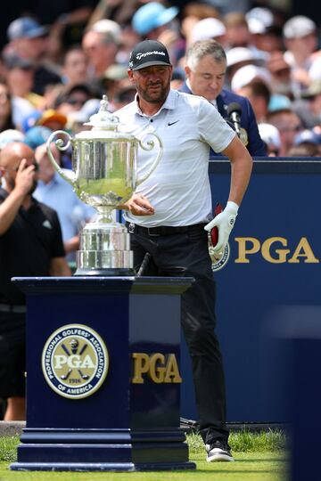 El sorprendente Michael Block posa junto al trofeo Wanamker.