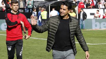 Míchel saluda a la grada de Vallecas.
