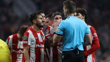 MADRID, 19/10/2021.- Los jugadors del Atlético de Madrid protesta al colegiado alemán, Alisson Ramses Becker, la expulsión de su compañero, el francés Antoine Griezmann, durante el encuentro correspondiente a la fase de