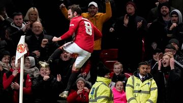 Juan Mata celebra un gol ante el Wolverhampton Wanderers en Old Trafford