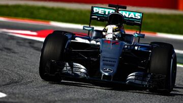 Hamilton con el Mercedes en los libres del GP de España.