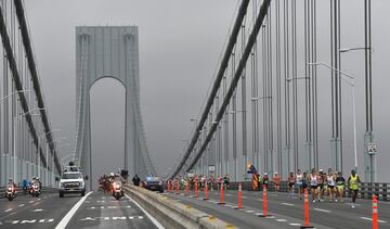 Un grupo de corredores a su paso por el Verrazano-Narrows Bridge. 