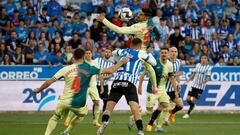 VITORIA , 08/06/2023.- EL delantero argelino del Alavés Abde Rebbach (c) marca el 1-0 durante el partido de vuelta de semifinales de playoff de ascenso de Segunda División entre la SD Eibar y el Deportivo Alavés, este jueves en el estadio de Mendizorroza, en Vitoria. EFE/ David Aguilar
