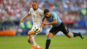 Sergey Ignashevich pelea el balón con Luis Suárez.