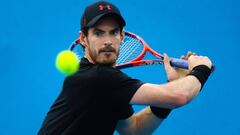 Andy Murray golpea una bola durante un entrenamiento previo al Torneo de Brisbane.