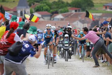 El ciclista francés del equipo DSM-Firmenich PostNL, Romain Bardet, recorre con el pelotón el sector de grava de Baroville "Chemin Blanc".