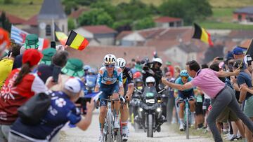 El ciclista francés del equipo DSM-Firmenich PostNL, Romain Bardet, recorre con el pelotón el sector de grava de Baroville "Chemin Blanc".