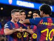 BARCELONA, 18/03/2026.- El jugador del Barcelona Robert Lewandowski (izda) celebra con Lamine Yamal (dcha) uno de los goles conseguidos durante el partido de vuelta de los octavos de final de la Liga de Campeones disputado entre el Barcelona y el Newcastle, este miércoles en el Camp Nou. EFE/Siu Wu