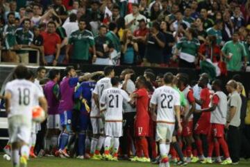 Jugadores de Panamá discuten con el árbitro Mark Geiger