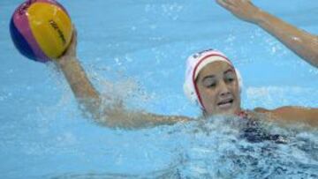 La australiana Mel Rippon lucha por el balón con la estadounidense Maggie Steffens durante la semifinal de waterpolo femenino de los Juegos Olímpicos 2012 disputados en Londres. Reino Unido hoy 8 de agosto de 2012.