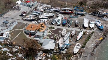 Barcos y edificios dañados después del paso del huracán Beryl, en la isla de Carriacou, Granada.
