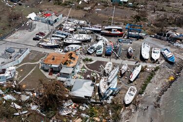 Barcos y edificios dañados después del paso del huracán Beryl, en la isla de Carriacou, Granada.