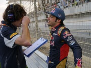 Carlos Sainz Jr atiende a las últimas instrucciones de su equipo.