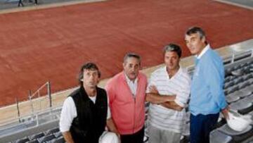 <b>EL ESCENARIO. </b>Los técnicos supervisan la pista ultrarrápida que se está montando en Mar del Plata.