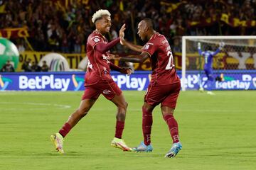 AMDEP1949. IBAGUÉ (COLOMBIA), 26/06/2022.- Jugadores del Tolima celebran un gol en propia puerta de Emanuel Olivera (no en la foto) de Nacional hoy, en el partido de la final de la Primera División de fútbol colombiano entre Deportes Tolima y Atlético Nacional en el estadio Manuel Murillo Toro en Ibagué (Colombia). EFE/Mauricio Dueñas Castañeda
