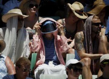 Los aficionados del Abieto de Australia se protegen del sol con sombreros y gorras